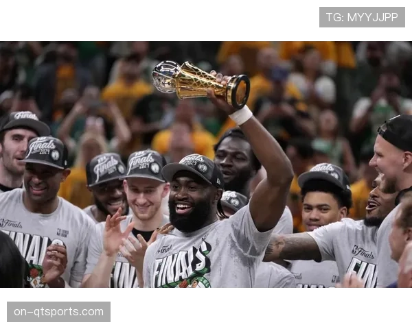 特写：终场哨响，确定降级的球队队长跪地良久，队友上前搀扶